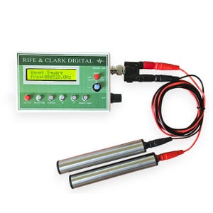Pode incluir: Um dispositivo Rife & Clark Digital com painel frontal verde, tela LCD amarela exibindo 'Wave: Square' e 'Freq: 000528.0Hz', cinco botões prateados, um botão liga/desliga vermelho e um seletor azul. Duas sondas metálicas cilíndricas estão conectadas.