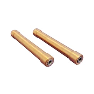 Könnte beinhalten: Zwei zylindrische Metallstäbe in Messingfarbe. Jeder Stab hat eine hohle Mitte und Gewindeenden. Die Stäbe sind etwa 15 cm lang und vor einem weißen Hintergrund platziert.