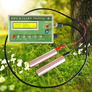 Può includere: Un dispositivo elettronico Rife & Clark Digital con frontalino verde, schermo LCD giallo che mostra Wave: Sine e Freq: 000432 Hz, diversi pulsanti di controllo e due elettrodi cilindrici color rame collegati da cavi neri e rossi.