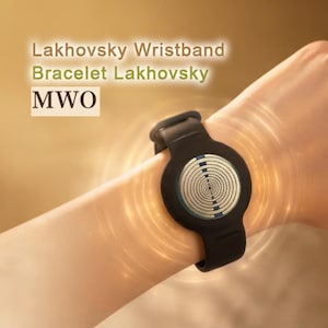 Könnte beinhalten: Ein schwarzes Armband mit einer kreisförmigen metallischen Mitte mit konzentrischem Spiralmuster und einer blauen Linie. Der Text "Lakhovsky Wristband", "Bracelet Lakhovsky" und "MWO" ist in der oberen linken Ecke zu sehen.