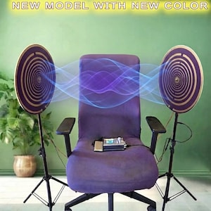 Può includere: Una sedia da ufficio viola con un piccolo dispositivo elettronico sul sedile, affiancata da due antenne a spirale circolari viola e oro su treppiedi neri. Il testo NEW MODEL WITH NEW COLOR è visualizzato in alto, con grafiche di onde luminose blu.