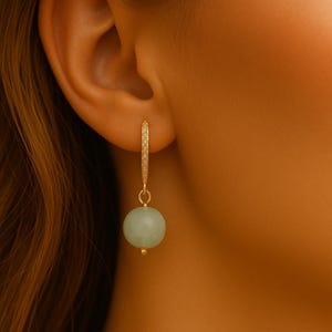 Boucles d&#39;oreilles pendantes en jade vert : crochet avec strass, argent plaqué or