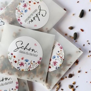 Gastgeschenk Blumensamen – „Schön, dass du da bist“ Sticker – Tütchen mit Wildblumen-Mischung