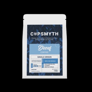 Könnte beinhalten: Ein weißer Kaffeepackung mit dem Text "COPSMYTH" und "Decaf Coffee". Die Packung hat ein blaues Etikett mit "SINGLE ORIGIN" und "100% MW MEXICO". Die Packung enthält 1 kg gemahlenen Kaffee mit Noten von Milchschokolade, Mandel und sanften Zitrusfrüchten.