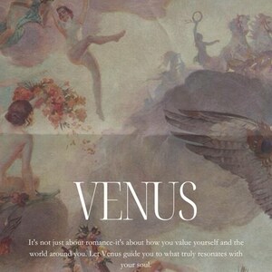 Może przedstawiać: Artystyczny nadruk przedstawiający klasyczny obraz z napisem "VENUS" dużymi białymi literami. Obraz zawiera postacie na zachmurzonym niebie, z tekstem poniżej, który brzmi: "Chodzi nie tylko o romans, ale o to, jak cenisz siebie."