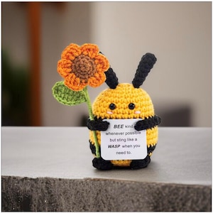 Gehaakte bij pluche met bloem – amigurumi bij speelgoed, positief motiverend cadeau, leuk bureaudecor, grappig cadeau voor vrienden of collega