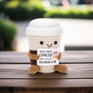 Taza de café de peluche a crochet: juguete de café amigurumi con frase adorable, regalo divertido para amantes del café, decoración para amigos.