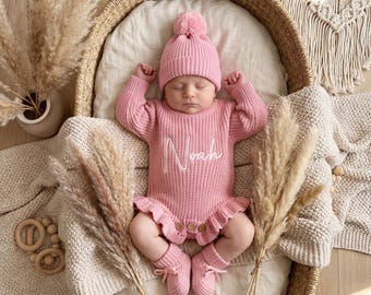 Combi-short prénom personnalisé pour bébé - grosses broderies à volants sur les jambes