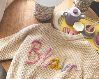 Pull prénom bébé tricoté à la main, pull prénom bébé, faire-part de grossesse, cadeau pour baby shower, meilleur cadeau pour bébé fille, cadeau nouveau-né