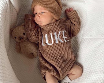 Combi-short brodé en grosses mailles - Cadeau de naissance pour bébé et nouvelle maman