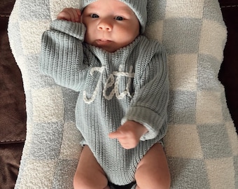 Combi-short brodé en grosses mailles - Cadeau de naissance pour bébé et nouvelle maman