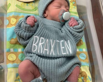 Combi-short prénom personnalisé pour bébé - grosses broderies à volants sur les jambes