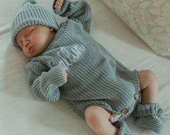 Combi-short brodé en grosses mailles - Cadeau de naissance pour bébé et nouvelle maman