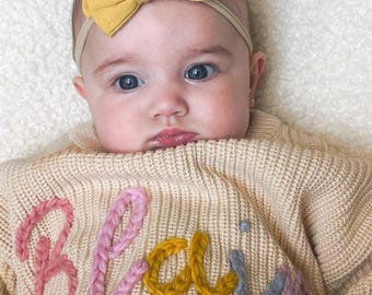 Pull prénom bébé tricoté à la main, pull prénom bébé, faire-part de grossesse, cadeau pour baby shower, meilleur cadeau pour bébé fille, cadeau nouveau-né
