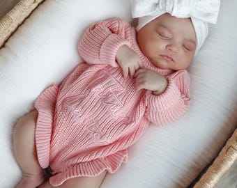 Combi-short prénom personnalisé pour bébé - grosses broderies à volants sur les jambes