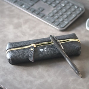 Aangepaste leren etui, gepersonaliseerde make-uptasje kiezelsteen, naaminitialen in reliëf, ritszakje met monogram voor briefpapier cadeau voor haar