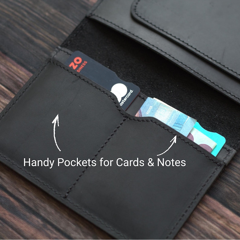 K&ouml;nnte beinhalten: Schwarzes Lederportemonnaie mit Karten- und Geldf&auml;chern. Das offene Portemonnaie zeigt eine Kreditkarte und gefaltete Geldscheine. Der Text lautet "Handy Pockets for Cards & Notes".