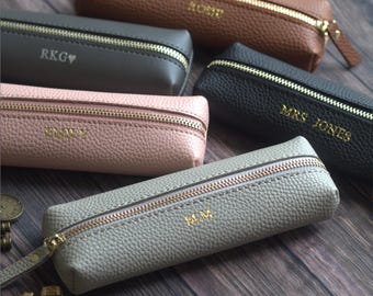 Personalisierte Federmäppchen aus Leder, Pebble Custom Makeup Etui, geprägte Namen Initialen, Monogramm Zip Pouch für Schreibwaren Geschenk für Sie
