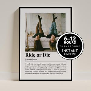 Könnte beinhalten: Schwarz gerahmter Druck mit dem Text „Ride or Die“ und einer Definition. Das Bild zeigt zwei Personen, die kopfüber auf einem Bett liegen. Eine kreisförmige Grafik besagt „6-12 HOURS TURNAROUND INSTANT DOWNLOAD“.