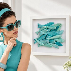 Cuadro decorativo de banco de peces, relieve de arcilla 3D enmarcado, decoración artística costera oceánica en color turquesa.