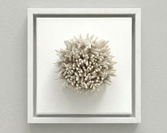 Scultura 3D in argilla corallina color crema con texture: opera d'arte minimalista ispirata alla costa e all'oceano, edizione limitata.