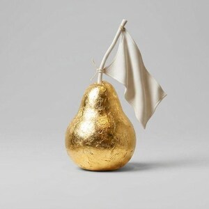 Gouden peer sculptuur overgave witte vlag kunstobject: surrealistisch handgemaakt hedendaags verzamelstuk