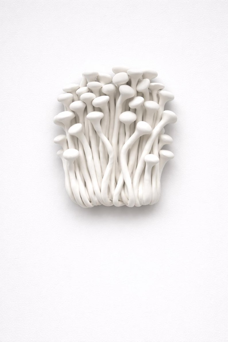 Escultura de pared de hongo Enoki: arte de arcilla 3D, decoración orgánica moderna, tapiz texturizado imagen 1