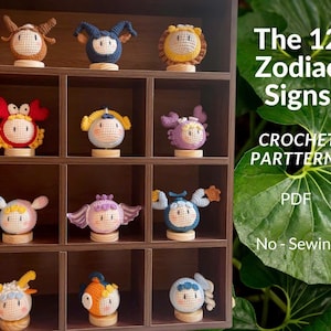 Op de afbeelding: Een houten plank toont twaalf gehaakte dierenriemfiguren, elk op een kleine houten basis. De figuren zijn in verschillende kleuren, waaronder geel, blauw, rood en paars. De tekst luidt: "The 12 Zodiac Signs CROCHET PATTERNS PDF No-Sewing."