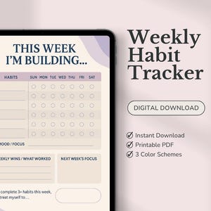 Könnte beinhalten: Ein digitaler Wochen-Gewohnheitstracker, der auf einem Tablet angezeigt wird. Der Tracker enthält Abschnitte für tägliche Gewohnheiten, Stimmung/Fokus, wöchentliche Erfolge und den Fokus der nächsten Woche. Der Text enthält "This Week I'm Building..." und "Weekly Habit Tracker".