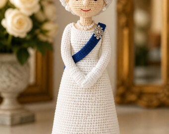 Muñeca Real de Ganchillo: Patrón PDF multilingüe de amigurumi de la Reina Isabel. Diseño artesanal.