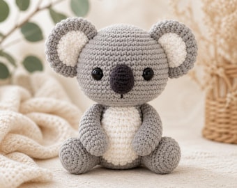 Patrón de ganchillo multilingüe para amigurumi de koala, tutorial profesional para un peluche hecho a mano, PDF digital.