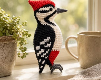 Patrón de pájaro carpintero multilingüe de ganchillo, amigurumi de pájaro realista, artesanía del bosque en PDF
