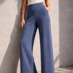 Può includere: Una tazza di ceramica bianca con un manico nero e la scritta "But First, Coffee" in stile scritto a mano. La tazza è su una superficie bianca. La tazza è alta 10 cm.