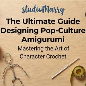 Op de afbeelding: Afbeelding met de tekst "The Ultimate Guide Designing Pop-Culture Amigurumi" met een Superman amigurumi, haaknaalden, garen en haakstukken. Een gids voor karakter haken.