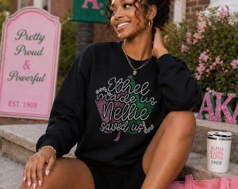 También conocido como jersey de cuello redondo con pedrería