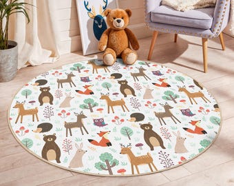 Könnte beinhalten: Ein runder Teppich mit einem Waldtiermuster. Der Teppich zeigt Hirsche, Bären, Füchse, Kaninchen, Igel und Eulen in einem sich wiederholenden Muster auf weißem Hintergrund. Der Teppich hat einen beigen Rand und ist für ein Kinderzimmer geeignet.