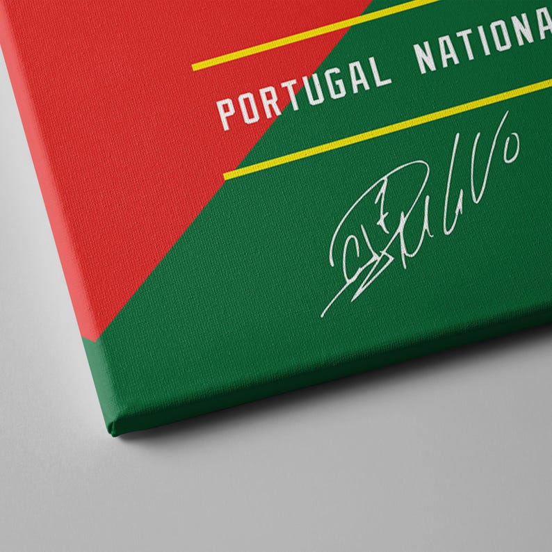 K&ouml;nnte beinhalten: Leinwanddruck mit den Farben der portugiesischen Flagge: Rot, Gr&uuml;n und Gelb. Die Worte "PORTUGAL NATIONAL" sind in Wei&szlig; gedruckt, zusammen mit einer wei&szlig;en Unterschrift. Die Leinwand ist auf einen Holzrahmen gespannt.