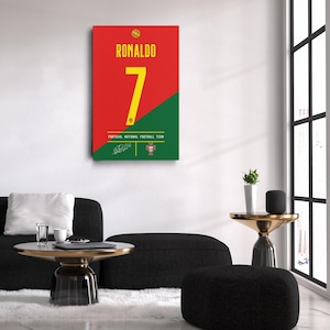 K&ouml;nnte beinhalten: Gerahmter Wandkunstdruck mit dem Namen "RONALDO" in gelber Schrift &uuml;ber der Zahl "7". Der Hintergrund ist diagonal geteilt, oben rot und unten gr&uuml;n. Der Text "PORTUGAL NATIONAL FOOTBALL TEAM" ist ebenfalls sichtbar.