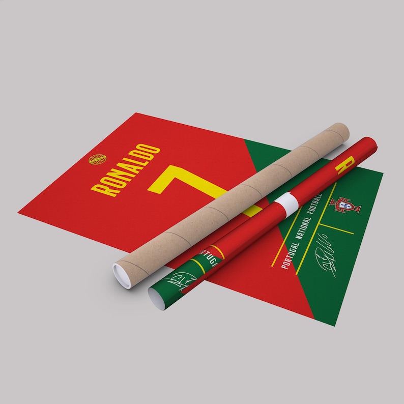 K&ouml;nnte beinhalten: Ein rotes und gr&uuml;nes Poster mit dem Namen "Ronaldo" in Gelb und der Zahl 7. Ein gerolltes Poster und eine Papprolle sind ebenfalls vorhanden. Das gerollte Poster ist rot mit dem Text "Portugal National Football" und einer Unterschrift.