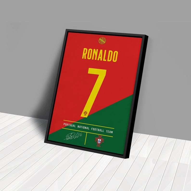 K&ouml;nnte beinhalten: Gerahmter Druck mit einem rot-gr&uuml;nen Design, das den Namen "RONALDO" in Gelb und die Nummer "7" zeigt. Der Druck enth&auml;lt auch den Text "PORTUGAL NATIONAL FOOTBALL TEAM" und eine Unterschrift.