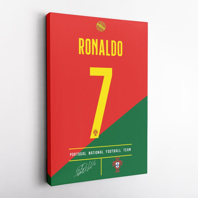 K&ouml;nnte beinhalten: Gerahmter Leinwanddruck mit dem Design des Trikots der portugiesischen Nationalmannschaft. Das Design ist rot und gr&uuml;n mit dem Namen "RONALDO" und der Nummer "7" in Gelb. Enth&auml;lt den Text "PORTUGAL NATIONAL FOOTBALL TEAM" und eine Unterschrift.