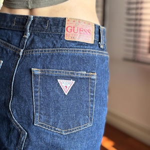 Vintage GUESS Denim Skirt Medium – High Waisted Pencil Fit – 90s Y2K Jean Skirt – Triangle Patch – Dark Wash – Made in Italy Look