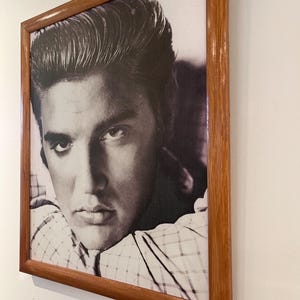 Stampa murale vintage di Elvis - Stampa in legno incorniciata 56 x 65 cm - Decorazione retrò rock 'n' roll