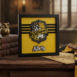 Personalisierter Hufflepuff Rahmen | Harry Potter Geschenk | 3D Druck + Holzrahmen (Schwarz oder Natur)