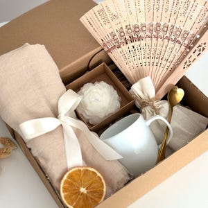 Geburtstagsgeschenkbox mit Schal, Kerze, Geburtstagsgeschenkkorb, Alles Gute zum Geburtstag Box, Damen Geburtstagsgeschenk, Bester Freund Geburtstag, Becher Geschenkkorb