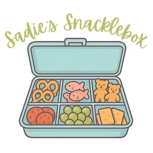 以下が含まれることがあります： 「Sadie's Snacklebox」の文字が緑色で描かれた、水色のランチボックスのイラスト。開いたランチボックスには、プレッツェル、魚の形をしたクラッカー、グミベア、チーズなどのおやつが入っています。