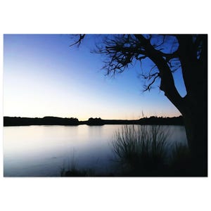 Cuadro de lago al atardecer - Arte mural minimalista en azul y negro - Impresión de aluminio de paisaje tranquilo 70x100 cm - Estilo de pintura moderna
