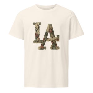 Camiseta LA Botanical Letters: Diseño floral inspirado en la naturaleza sobre una camiseta negra.
