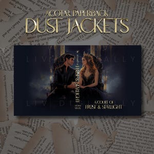 Puede incluir: Sobrecubierta de bolsillo de A Court of Frost and Starlight. La portada presenta a una pareja con ropa formal, con el título y el nombre del autor en letras doradas. El fondo es un collage de páginas de libros.