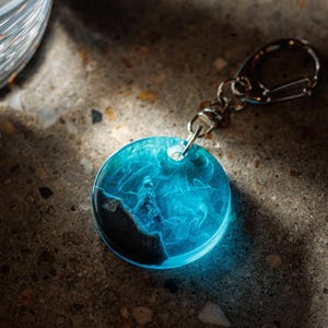 Llavero de resina hecho a mano / Llavero con letra personalizada / Llavero de epoxi con purpurina / Regalo estético para ella / Dije de bolso personalizado